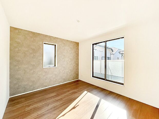 バルコニーが開放感をプラスしてくれる洋室  