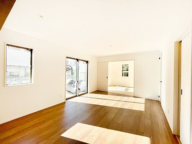 明るい陽光が注ぎ、寛ぎの雰囲気に満たされるダイニング。   