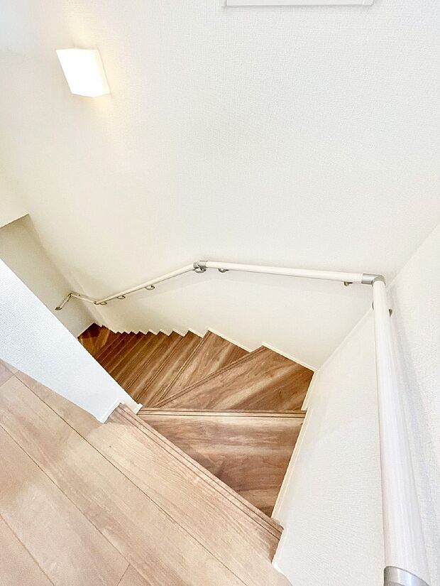 安全性を考慮し階段には手すりを設置しています