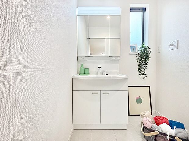 スタイリングに便利な三面鏡、ミラーキャビネットで細かい物スッキリ