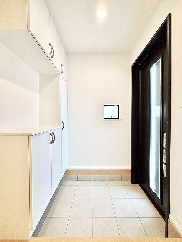 飾り棚を利用して、お越しいただくお客様をおもてなしできます。