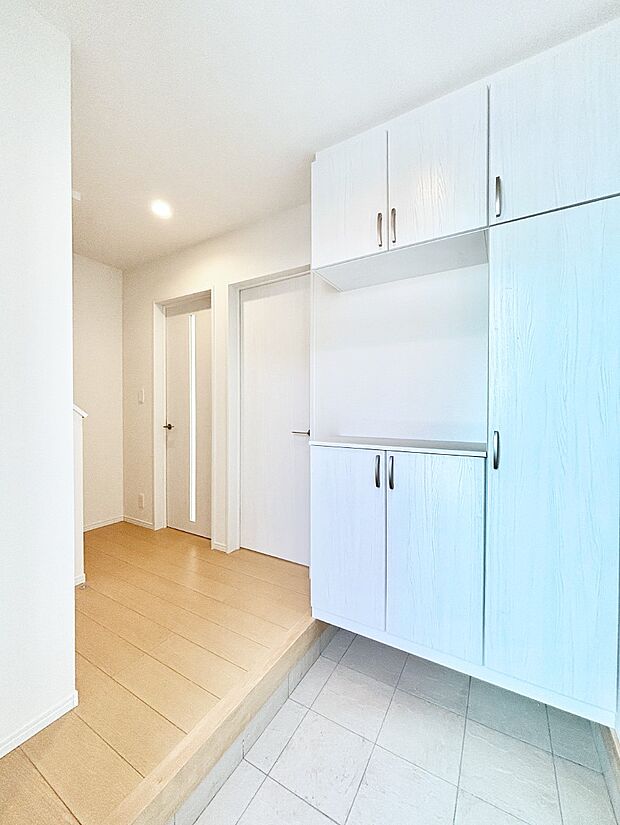 明るい玄関はお客様をお出迎えするのにぴったりです!