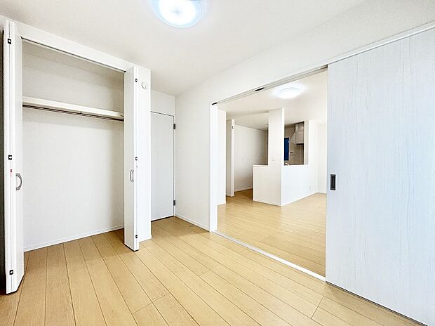 リビング横の洋室は引き戸を開ければリビングと一体に。閉じれば独立した洋室に。