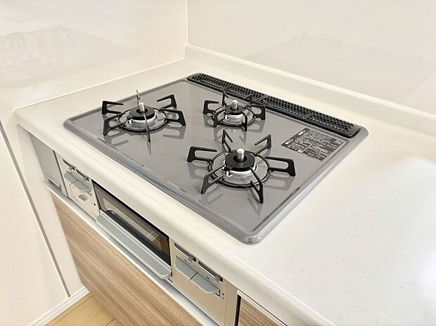 ガスコンロはSiセンサー搭載。火力調節や焦げ付き・消し忘れも防いでくれます。