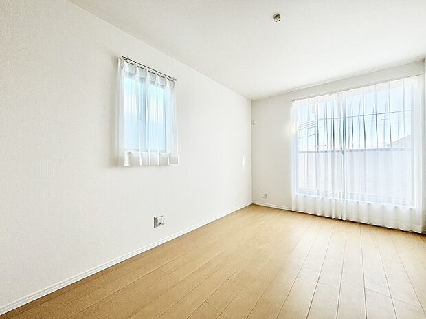 南向きのバルコニーから入る日差しがお部屋全体を優しく包み込みます。