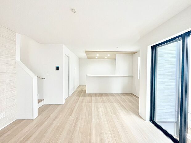 明るい陽光が注ぎ、寛ぎの雰囲気に満たされるリビング・ダイニング。 