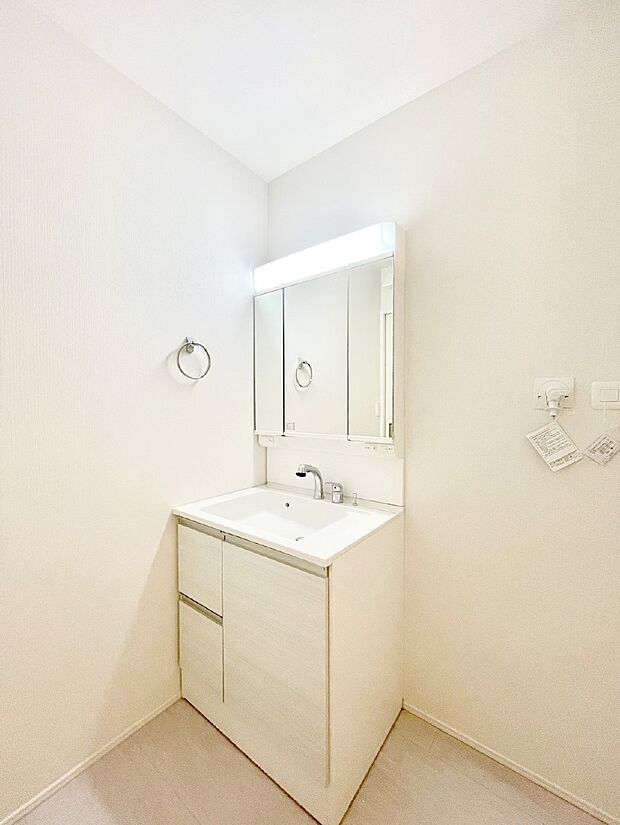 清潔感のある快適空間です。毎日の身支度も気持ち良くお使い頂けます。