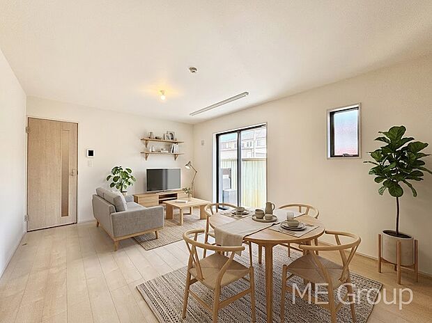 ご家族の賑やかな話し声で包まれる明るいリビング ※家具はCGです