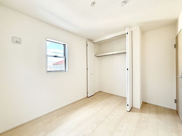 お子さまのお部屋としても!衣類の整理整頓に便利なクローゼット付きの洋室。