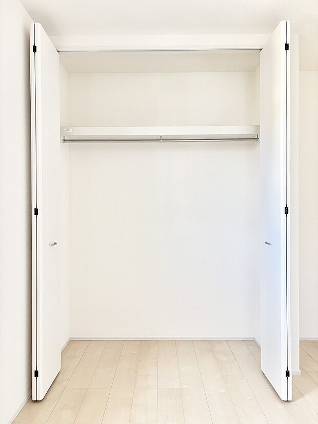 洋室のクローゼット。奥行きがあるので厚手の衣類もすっきり収まります。