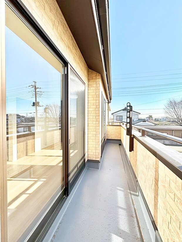 暖かな陽光が降り注ぐバルコニーはお洗濯におすすめ。爽やかな風も心地よいです。