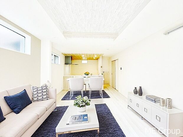 ご家族の賑やかな話し声で包まれる明るいリビング ※家具はCGです