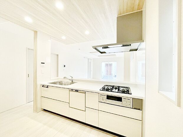 ご家族の会話弾む対面キッチン。お料理中のパパママもご家族と過ごす時間が増えそう!