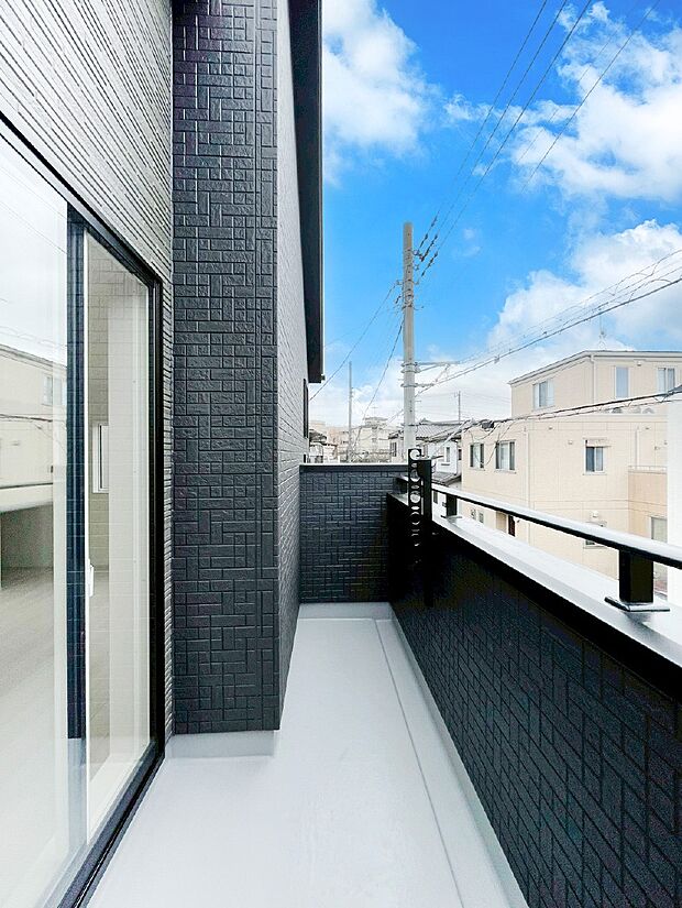 暖かな陽光が降り注ぐバルコニーはお洗濯におすすめ。爽やかな風も心地よいです。