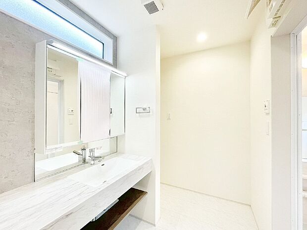 清潔感のある快適空間です。毎日の身支度も気持ち良くお使い頂けます。