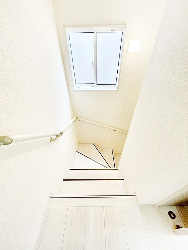 小さなお子様やご年配の方に嬉しい配慮!階段には手摺付きです。