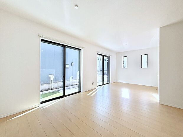 明るい陽光が注ぎ、寛ぎの雰囲気に満たされるリビング・ダイニング。