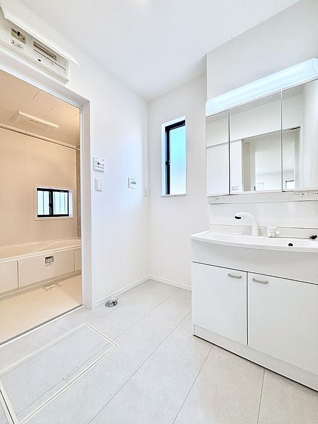 小窓がついているので湿気の多い場所でも換気が十分行えます。毎日の身支度を気持ち良く!