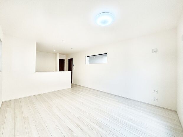 ナチュラルテイストの優しく柔らかい色使いのフローリングが素敵なリビングですね。