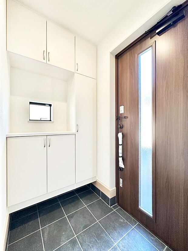 明るい玄関はお客様をお出迎えするのにぴったりです！ 