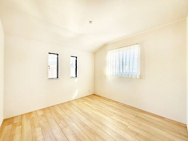 使いやすい形でベットや家具の置き方にも困ることもありません。