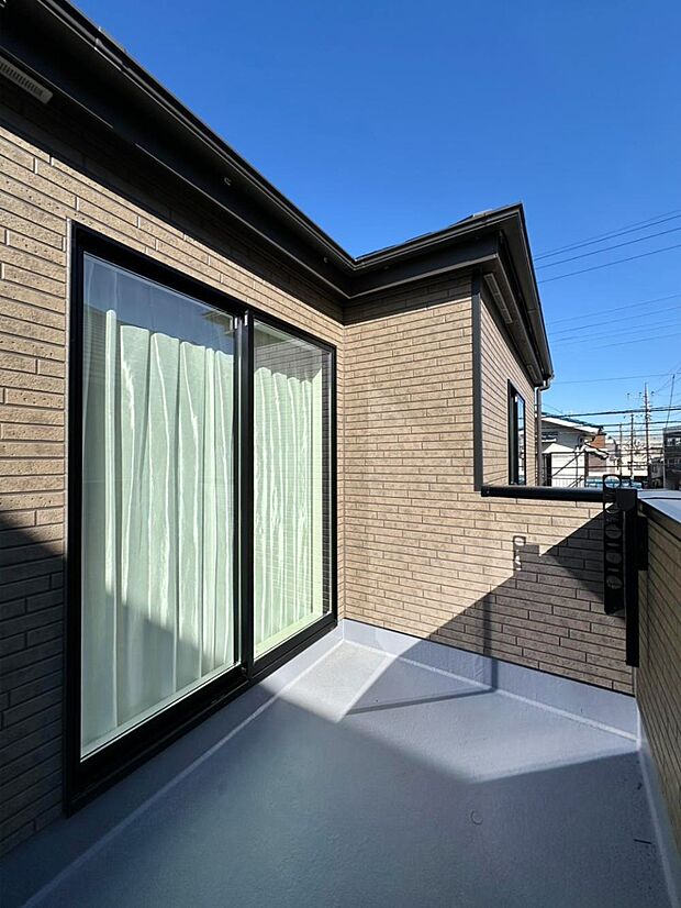 暖かな陽光が降り注ぐバルコニーはお洗濯におすすめ。爽やかな風も心地よいです。