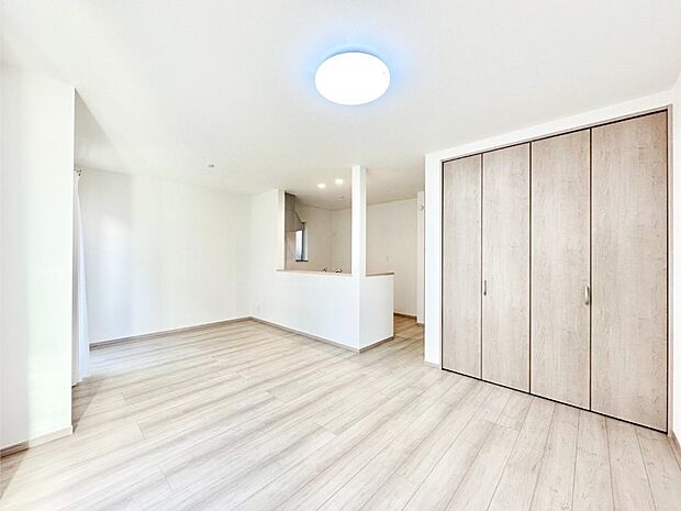 ご家族の賑やかな話し声で包まれる明るいリビング。