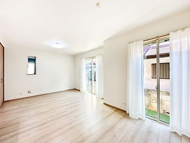 家族団らんの時間も増えそうなくつろぎのリビングダイニング。