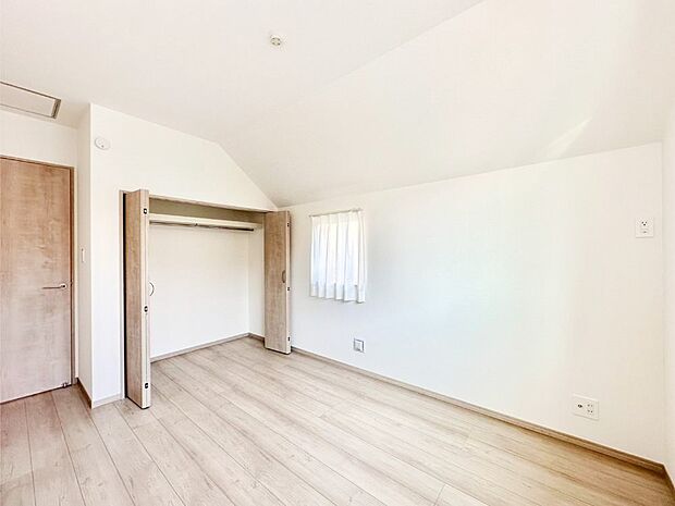 使いやすい形でベットや家具の置き方にも困ることもありません。