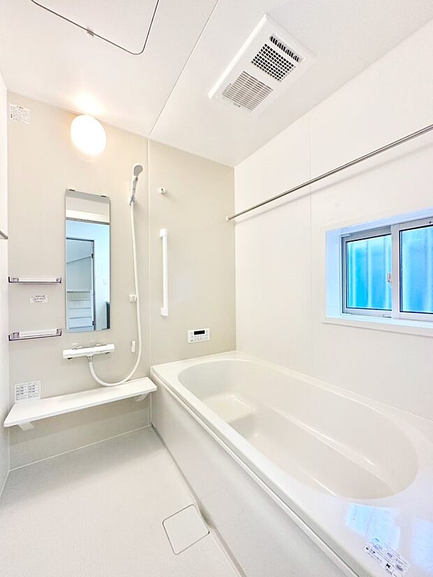 一日の疲れを癒してくれる明るい清潔感のあるバスルーム