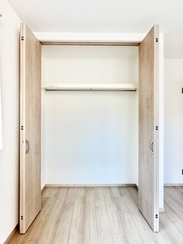 洋室のクローゼット。奥行きがあるので厚手の衣類もすっきり収まります。