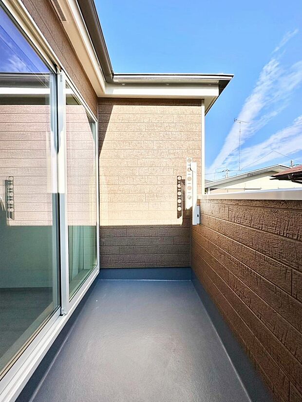 ゆったりバルコニーだから沢山お洗濯ものを干せます。