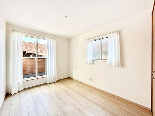 バルコニーが開放感をプラスしてくれる洋室