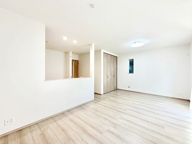 明るい陽光が注ぎ、寛ぎの雰囲気に満たされるダイニング。