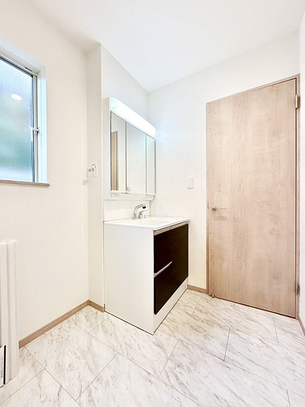 明るい洗面所は毎朝の身支度も楽しくできちゃいそうです。