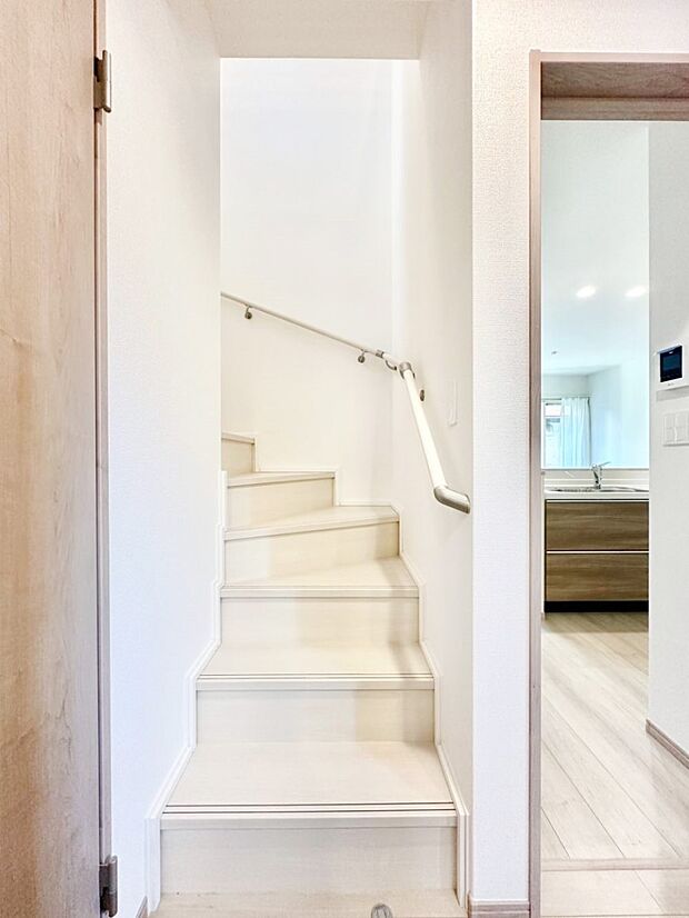 安全性を考慮し階段には手すりを設置しています