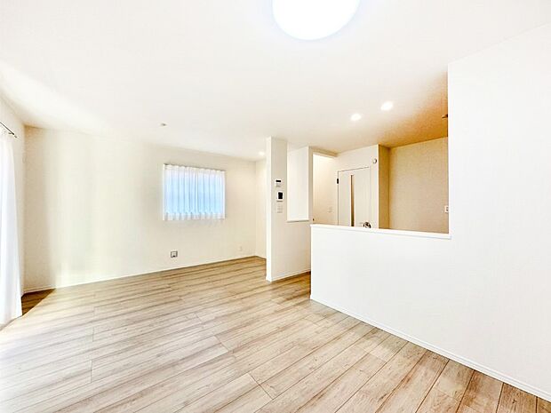 ご家族の賑やかな話し声で包まれる明るいリビング