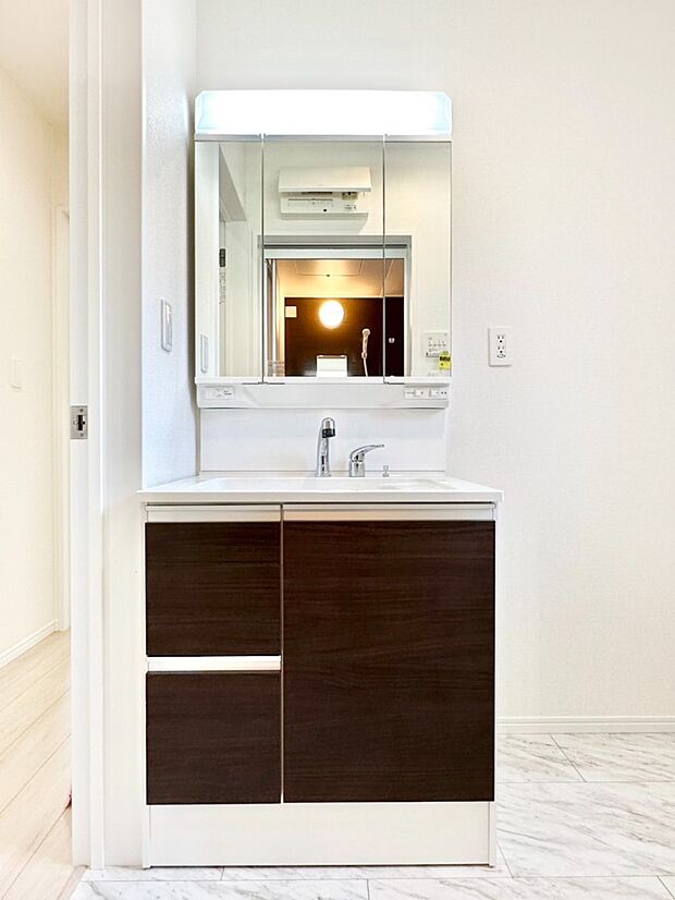 収納力と機能性に優れた洗面化粧台