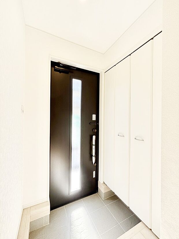 明るい陽光が入り込む玄関。ご家族の靴もスッキリ収納できる玄関収納付きです！