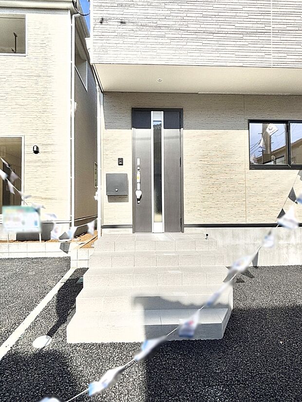 シンプルで落ち着いた雰囲気の玄関でご家族やお客様をお出迎え！