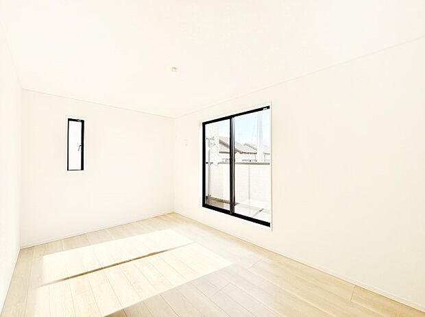 バルコニーからのやさしい光が心地よいプライベートルーム