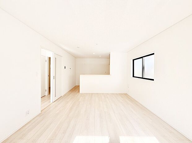 家族の笑顔が自然と生まれてくる、そんな雰囲気のダイニングに仕上がっています。