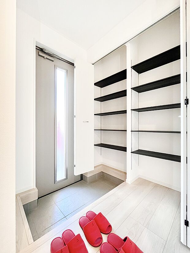 大きなものも片付く土間収納付きで、いつでも玄関はスッキリ