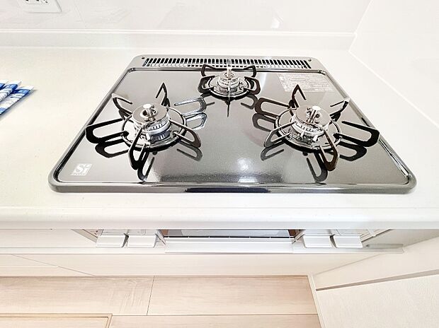 ガスコンロはSiセンサー搭載。火力調節や焦げ付き・消し忘れも防いでくれます。