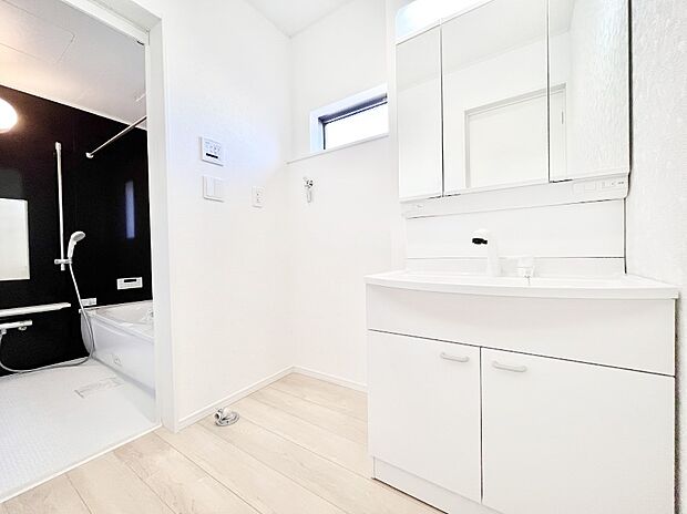 清潔感ある洗面化粧室で朝の身支度も快適