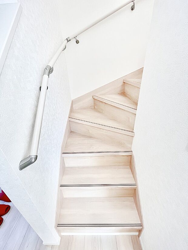 安全性を考慮し階段には手すりを設置しています