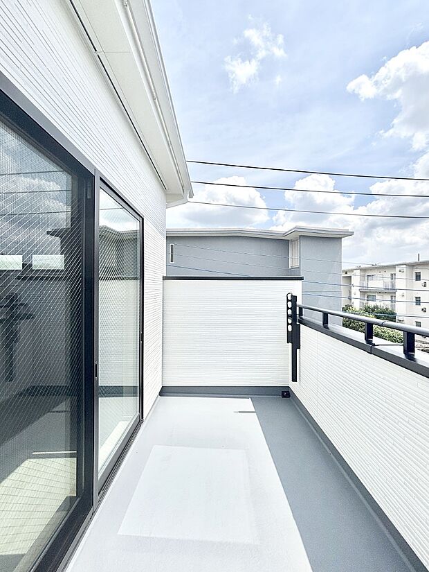 暖かな陽光が降り注ぐバルコニーはお洗濯におすすめ。爽やかな風も心地よいです。 