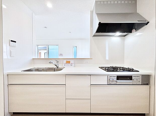 リビングを見渡せる人気のカウンターキッチン。 家族を見守りながら家事をすることができます。