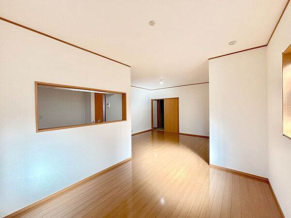 明るい陽光が注ぎ、寛ぎの雰囲気に満たされるダイニング。
