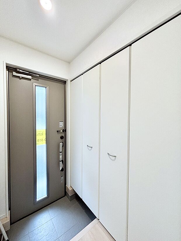 明るい玄関はお客様をお出迎えするのにぴったりです！ 